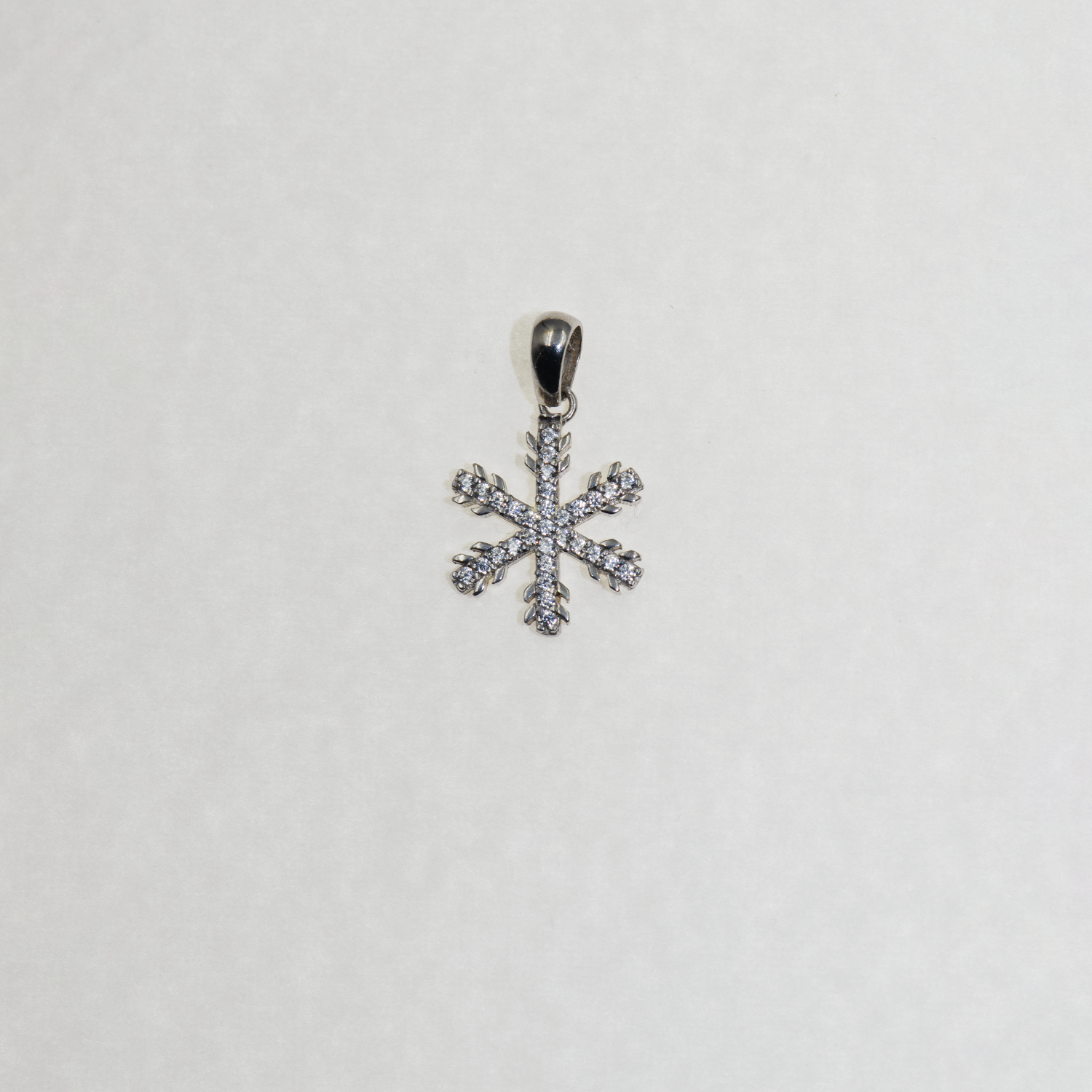 Dieser kleine Schneeflocken Anhänger aus 925 Silber begeistert mit einem feinen und eleganten Design