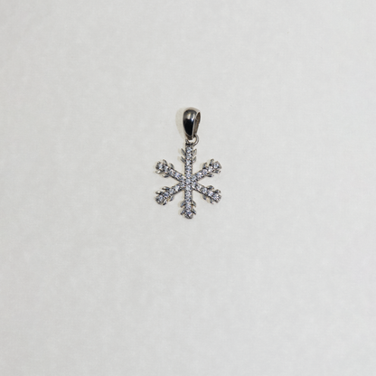 Dieser kleine Schneeflocken Anhänger aus 925 Silber begeistert mit einem feinen und eleganten Design
