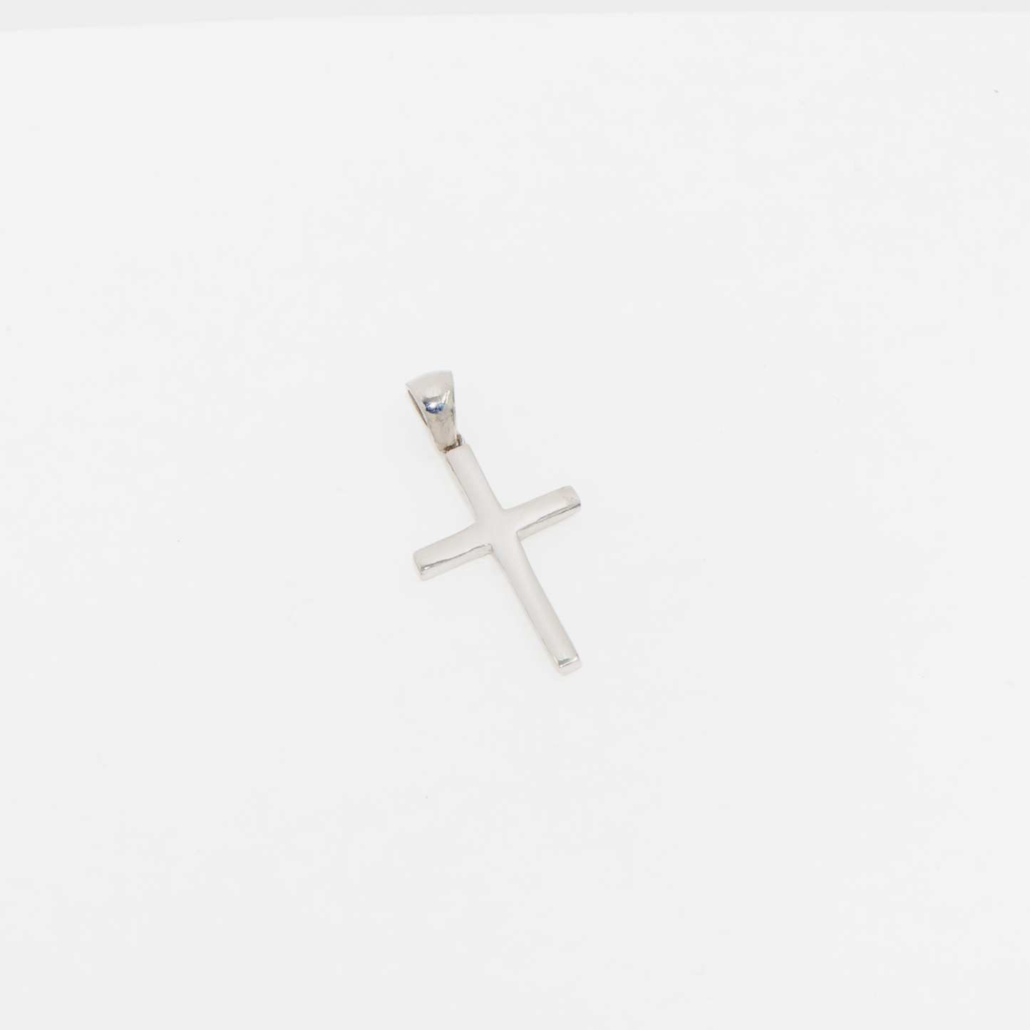 Kleiner minimalistischer Kreuz Anhänger aus Silber 925 für Damen und Herren im steinlosen Design.
