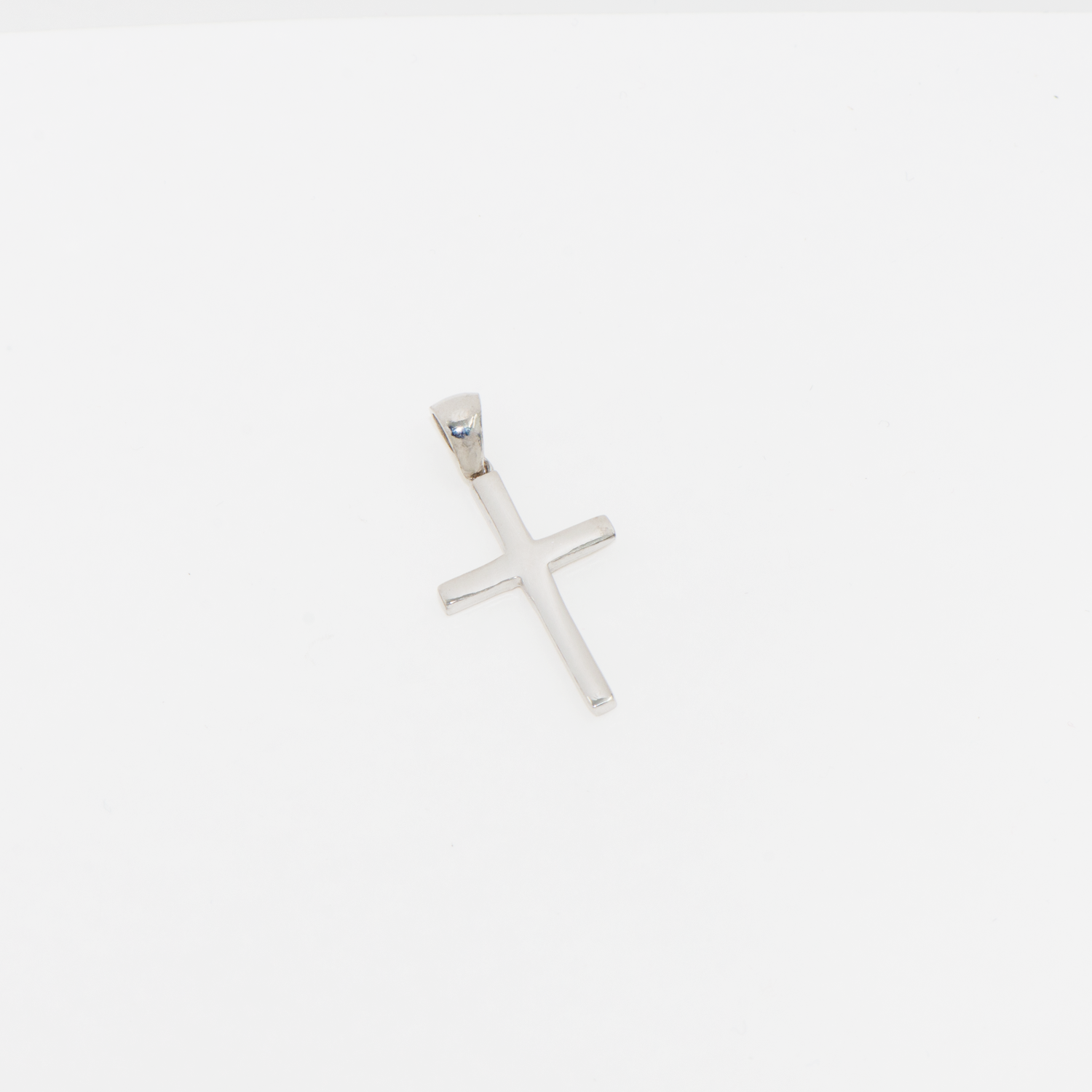 Kleiner minimalistischer Kreuz Anhänger aus Silber 925 für Damen und Herren im steinlosen Design.