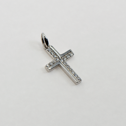 Kleiner Kreuz Anhänger aus Silber 925 mit weißen Zirkonia-Steinen für Damen und Herren im eleganten und modernen Design.