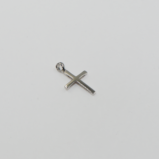 Kleiner rhodinierter Kreuz Anhänger aus Silber 925 für Damen und Herren im minimalistischen und eleganten Design.