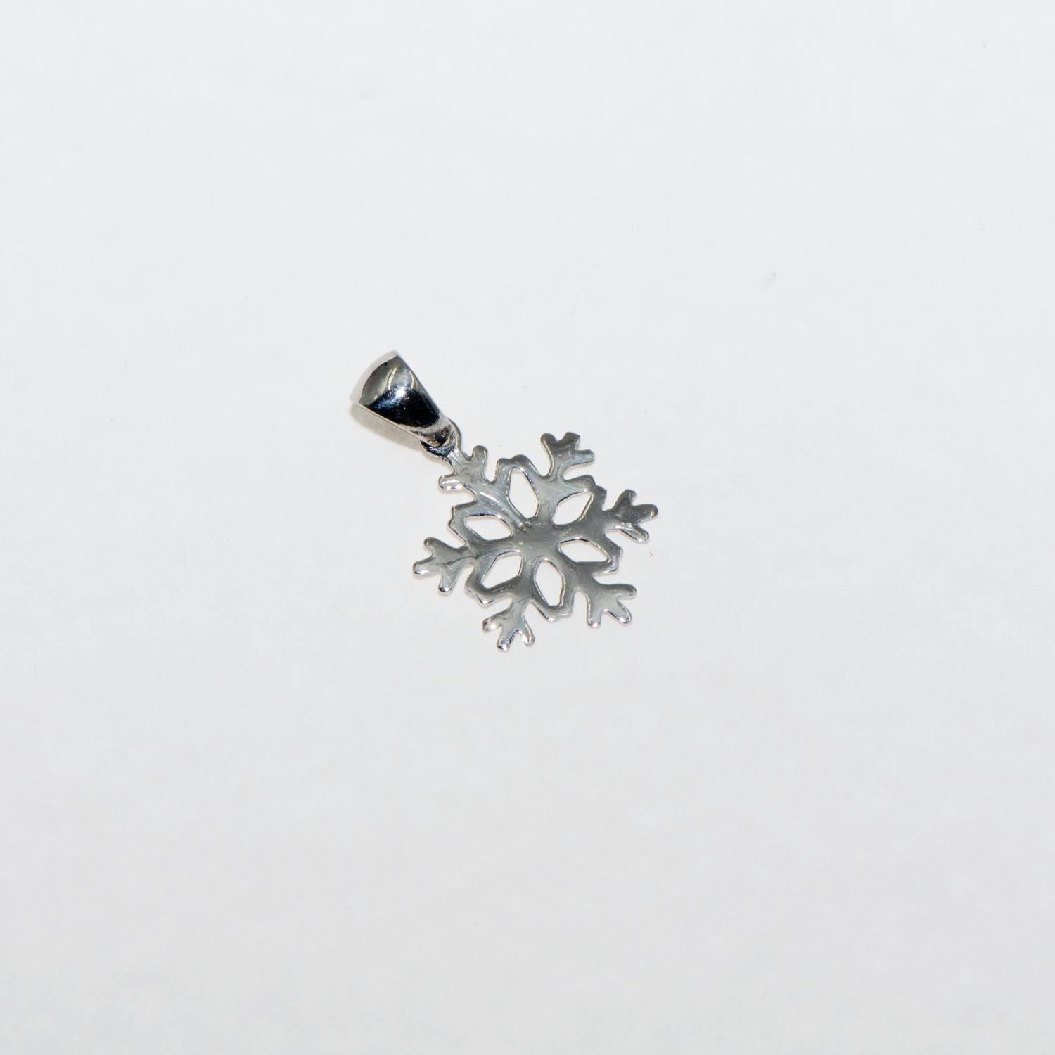 Kleiner Schneeflocke Anhänger aus Silber 925 mit  rhodinierter Oberfläche.