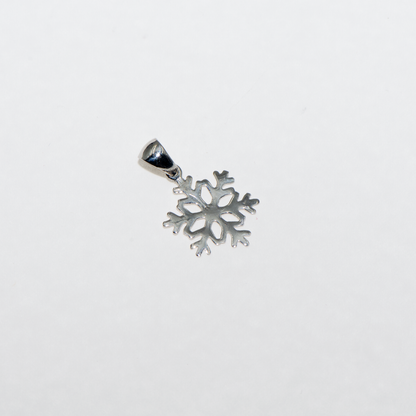 Kleiner Schneeflocke Anhänger aus Silber 925 mit  rhodinierter Oberfläche.