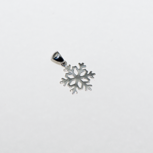 Kleiner Schneeflocke Anhänger aus Silber 925 mit  rhodinierter Oberfläche.