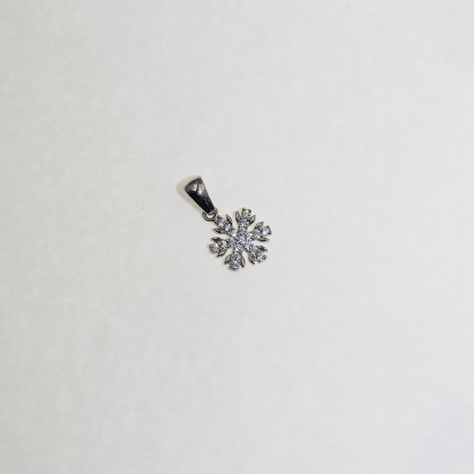Kleiner Schneeflocke Anhänger aus Silber 925 mit funkelnden Zirkonia-Steinen und feinem winterlichem Design.