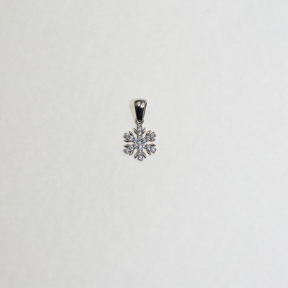 Kleiner Schneeflocke Anhänger aus Silber 925 mit funkelnden Zirkonia-Steinen und feinem winterlichem Design.