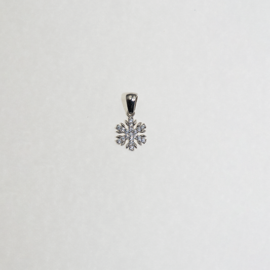 Kleiner Schneeflocke Anhänger aus Silber 925 mit funkelnden Zirkonia-Steinen und feinem winterlichem Design.