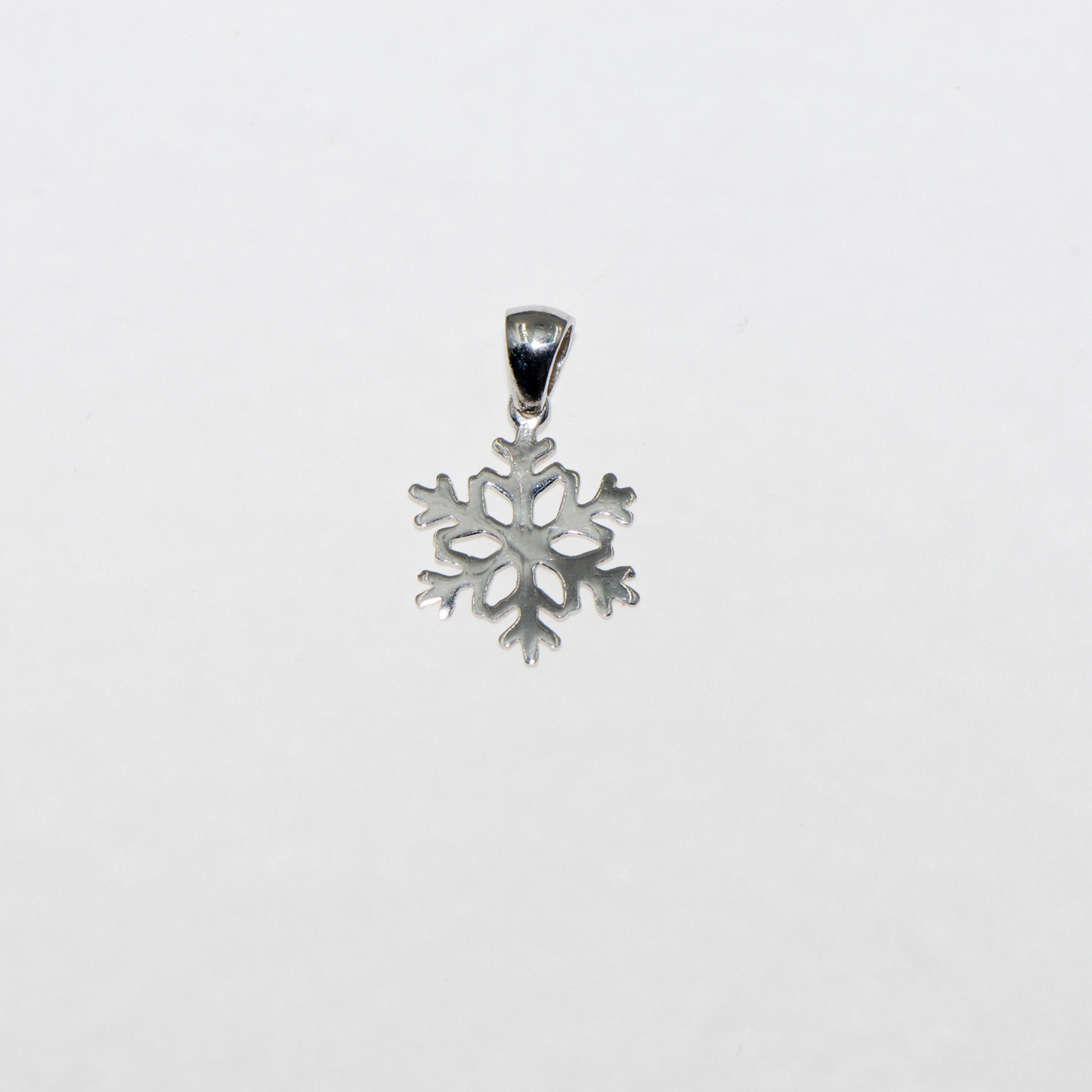 Kleiner Schneeflocke Anhänger aus Silber 925 mit  rhodinierter Oberfläche.