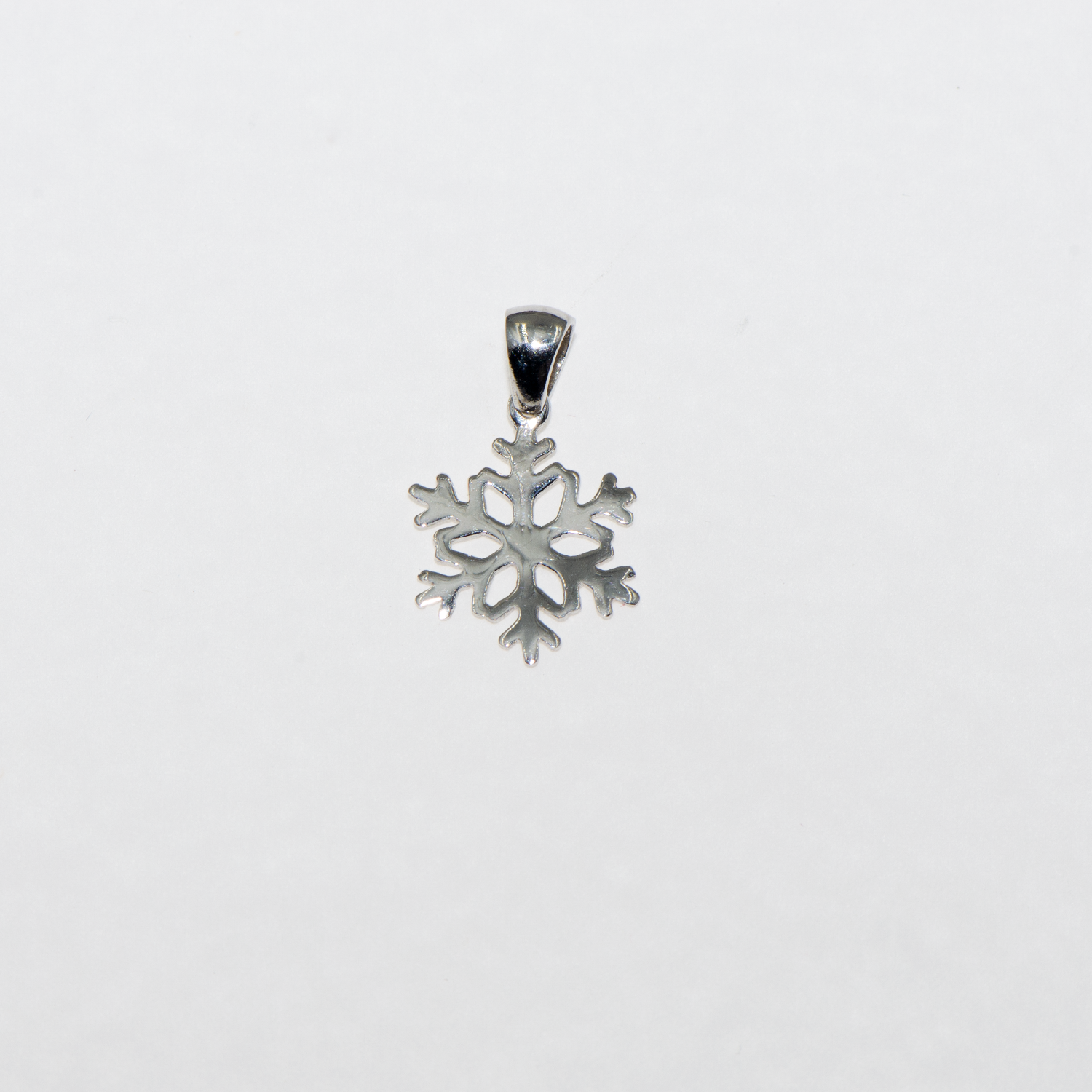 Kleiner Schneeflocke Anhänger aus Silber 925 mit  rhodinierter Oberfläche.