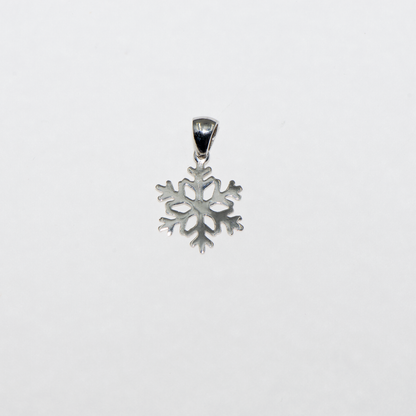 Kleiner Schneeflocke Anhänger aus Silber 925 mit  rhodinierter Oberfläche.
