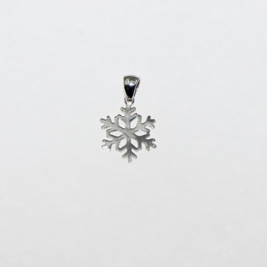 Kleiner Schneeflocke Anhänger aus Silber 925 mit  rhodinierter Oberfläche.