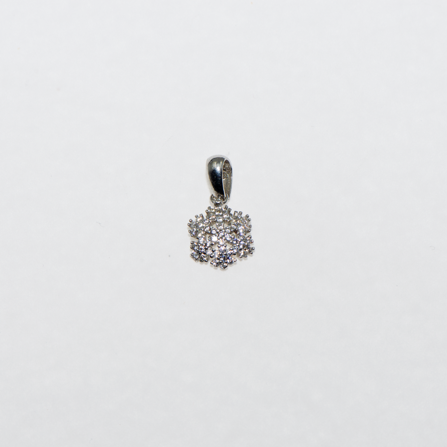 Kleiner Schneeflocken Anhänger aus 925 Silber mit weissen Zirkonia von Everyday Schmuck