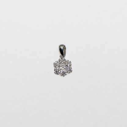Kleiner Schneeflocken Anhänger aus 925 Silber mit weissen Zirkonia von Everyday Schmuck