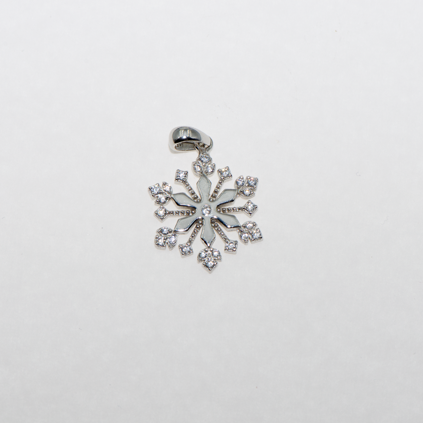 Kleiner Schneeflocken Anhänger aus Silber 925 mit weißen Zirkonia Steinen und elegantem Schneeflocken Design von Everyday Schmuck