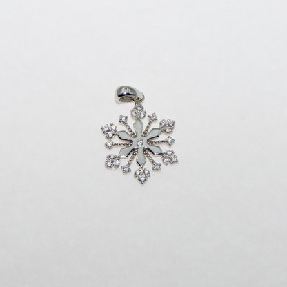 Kleiner Schneeflocken Anhänger aus Silber 925 mit weißen Zirkonia Steinen und elegantem Schneeflocken Design von Everyday Schmuck