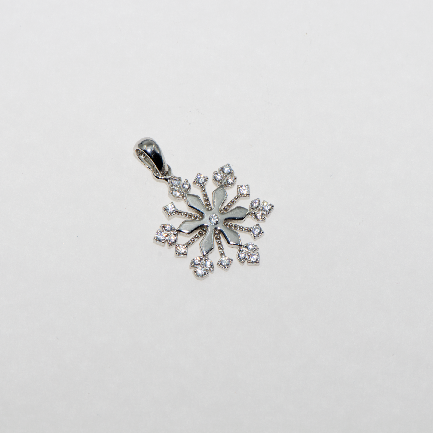 Kleiner Schneeflocken Anhänger aus Silber 925 mit weißen Zirkonia Steinen und elegantem Schneeflocken Design von Everyday Schmuck