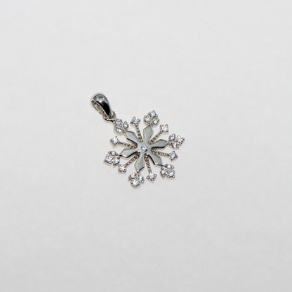 Kleiner Schneeflocken Anhänger aus Silber 925 mit weißen Zirkonia Steinen und elegantem Schneeflocken Design von Everyday Schmuck