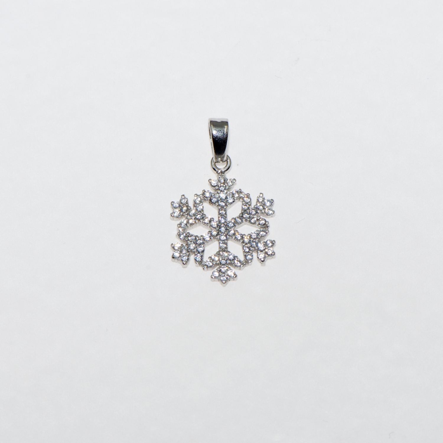 Kleiner Schneeflocken Anhänger aus Silber 925 mit weißen Zirkonia Steinen – filigranes klassisches Design von Everyday Schmuck