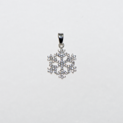 Kleiner Schneeflocken Anhänger aus Silber 925 mit weißen Zirkonia Steinen – filigranes klassisches Design von Everyday Schmuck