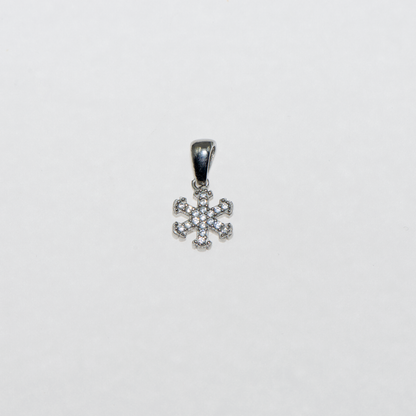 Kleiner Schneeflocke Anhänger aus Silber 925 mit weissen Zirkonia und rhodinierter Oberfläche.