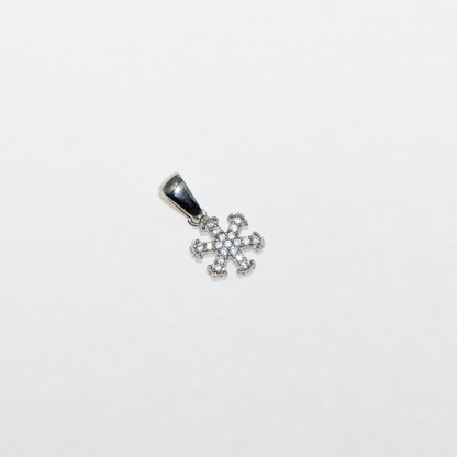 Kleiner Schneeflocke Anhänger aus Silber 925 mit weissen Zirkonia und rhodinierter Oberfläche.