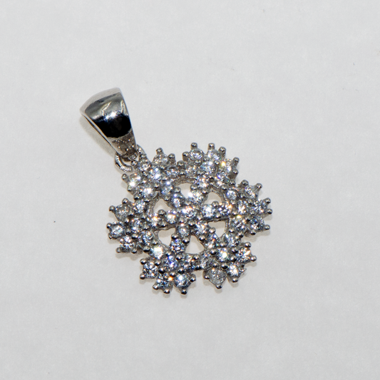 Kleiner Schneeflocke Anhänger aus Silber 925 mit weissen Zirkonia und rhodinierter Oberfläche im modernen Design