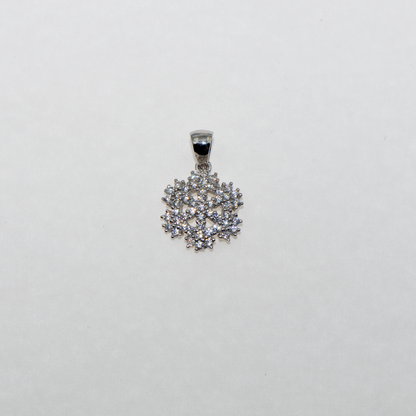 Kleiner Schneeflocke Anhänger aus Silber 925 mit weissen Zirkonia und rhodinierter Oberfläche im modernen Design