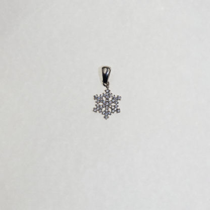 Kleiner Silber Schneeflocke Anhänger mit funkelnden Zirkonia-Steinen und elegantem winterlichem Design.
