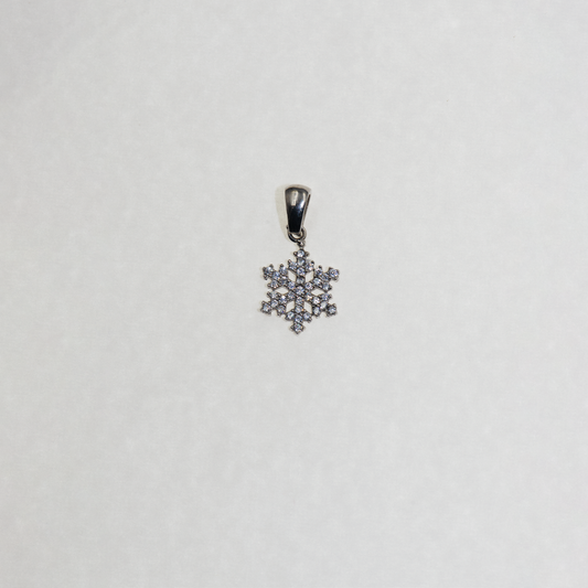 Kleiner Silber Schneeflocke Anhänger mit funkelnden Zirkonia-Steinen und elegantem winterlichem Design.