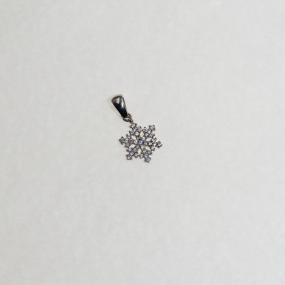 Kleiner Silber Schneeflocke Anhänger mit funkelnden Zirkonia-Steinen und elegantem winterlichem Design.