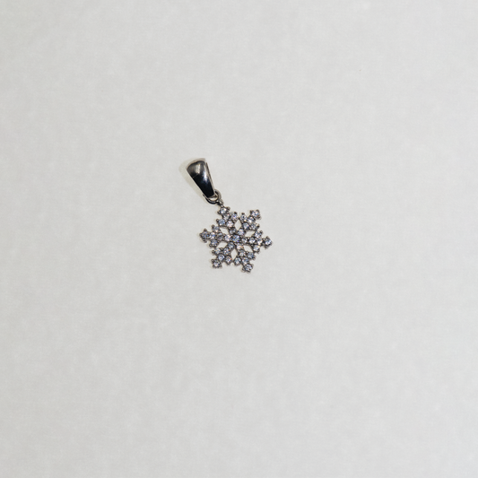 Kleiner Silber Schneeflocke Anhänger mit funkelnden Zirkonia-Steinen und elegantem winterlichem Design.