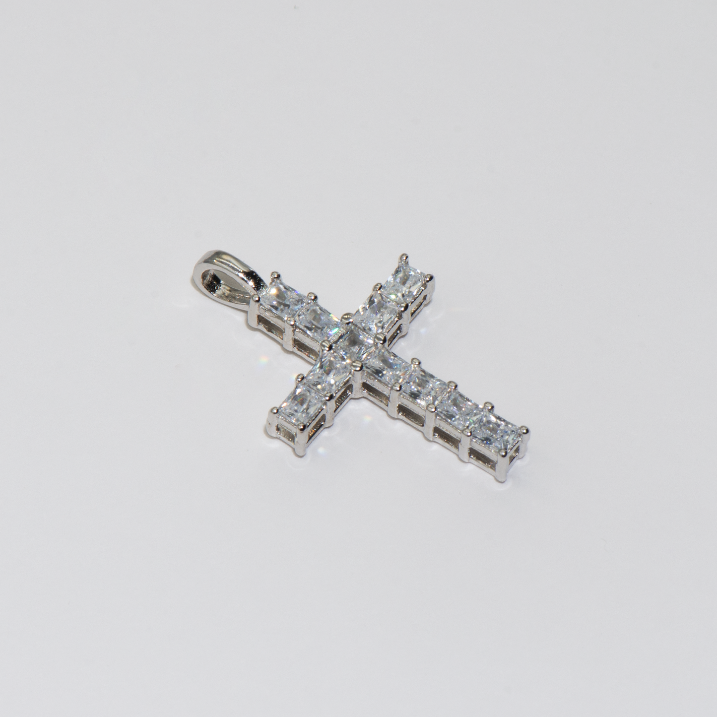 Kreuz Anhänger aus Silber 925 mit karree weißen Zirkonia-Steinen und rhodinierter Oberfläche für Damen und Herren.