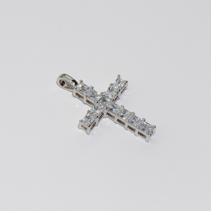 Kreuz Anhänger aus Silber 925 mit karree weißen Zirkonia-Steinen und rhodinierter Oberfläche für Damen und Herren.