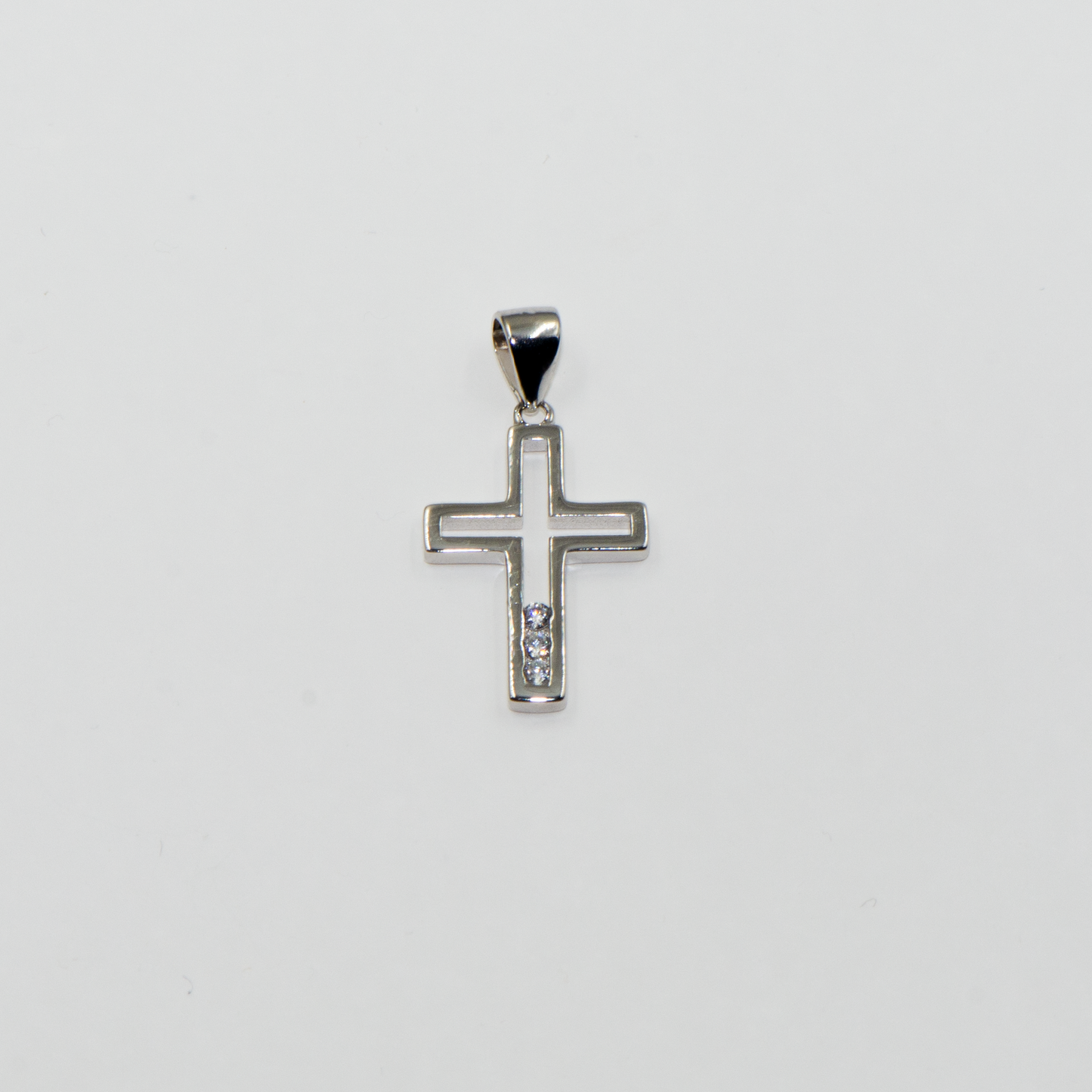 Kreuz Anhänger aus Silber 925 mit drei weißen Zirkonia-Steinen im eleganten und minimalistischen Design.