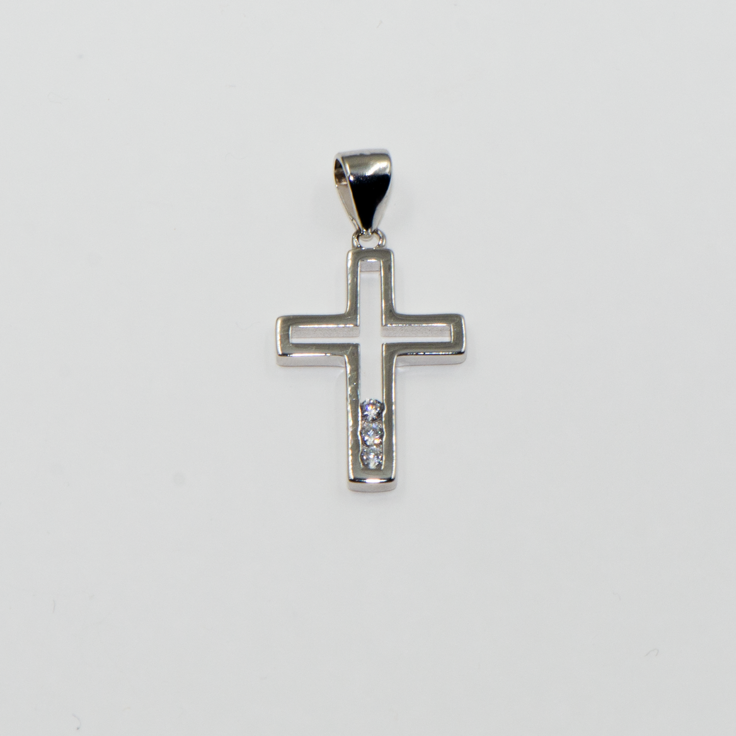 Kreuz Anhänger aus Silber 925 mit drei weißen Zirkonia-Steinen im eleganten und minimalistischen Design.