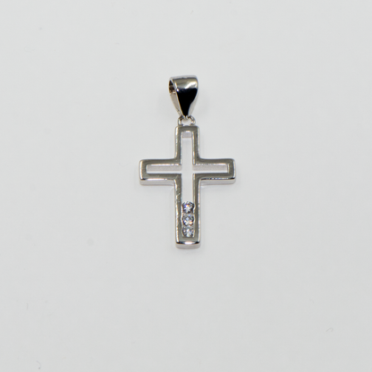 Kreuz Anhänger aus Silber 925 mit drei weißen Zirkonia-Steinen im eleganten und minimalistischen Design.