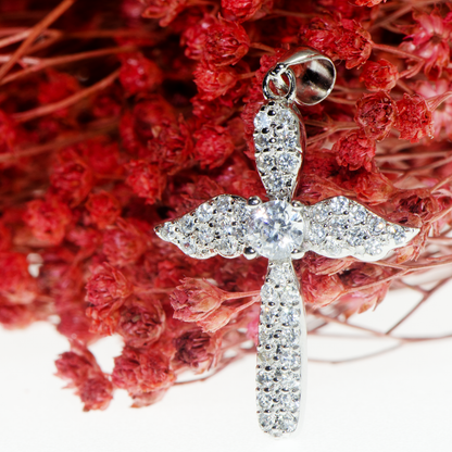 Kreuz Anhänger aus Silber 925 mit weißen Zirkonia-Steinen im eleganten Engelsflügel Stil für Damen, Herren und Unisex Looks.