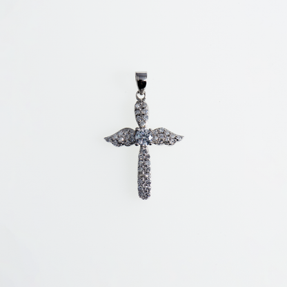 Kreuz Anhänger aus Silber 925 mit weißen Zirkonia-Steinen im eleganten Engelsflügel Stil für Damen, Herren und Unisex Looks.