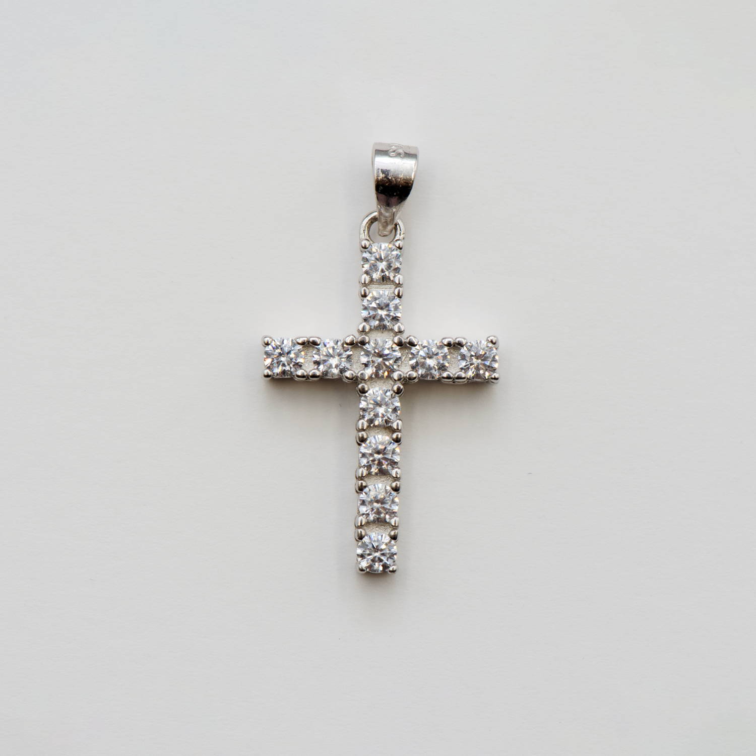 Kreuz Anhänger aus Silber 925 mit runden weißen Zirkonia-Steinen und rhodinierter Oberfläche für Damen und Herren im eleganten Design.