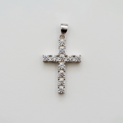 Kreuz Anhänger aus Silber 925 mit runden weißen Zirkonia-Steinen und rhodinierter Oberfläche für Damen und Herren im eleganten Design.