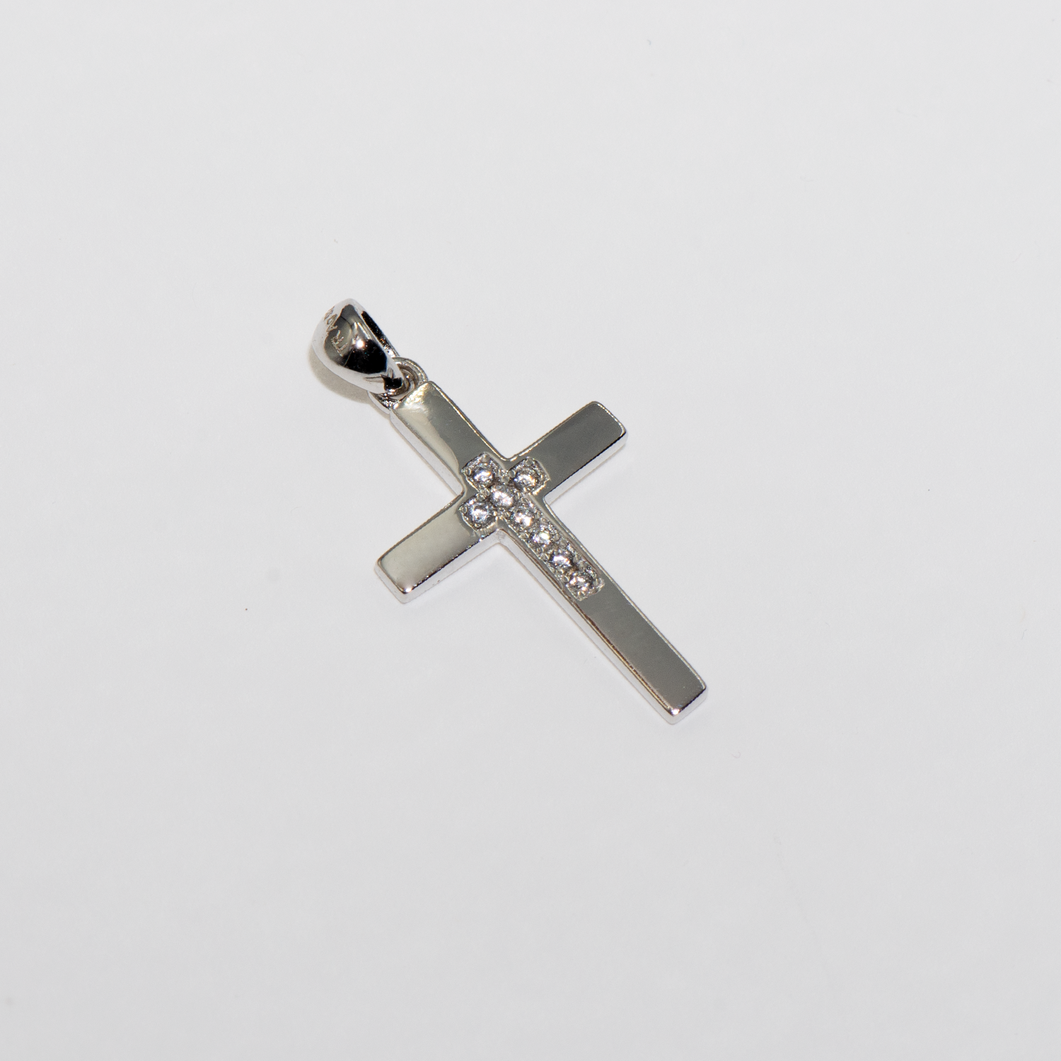 Kreuz Anhänger aus Silber 925 mit runden weißen Zirkonia-Steinen und rhodinierter Oberfläche für Damen und Herren.