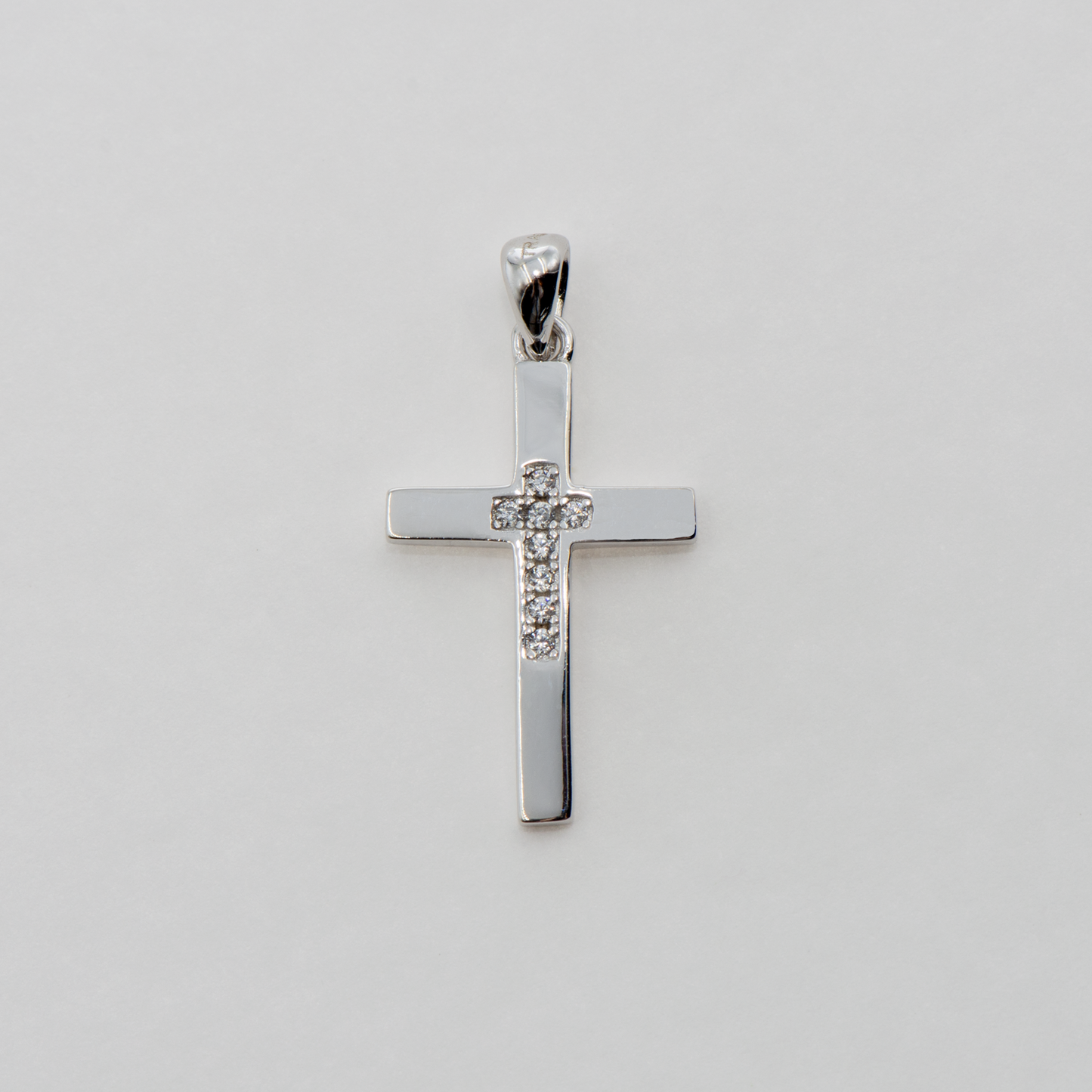 Kreuz Anhänger aus Silber 925 mit runden weißen Zirkonia-Steinen und rhodinierter Oberfläche für Damen und Herren.