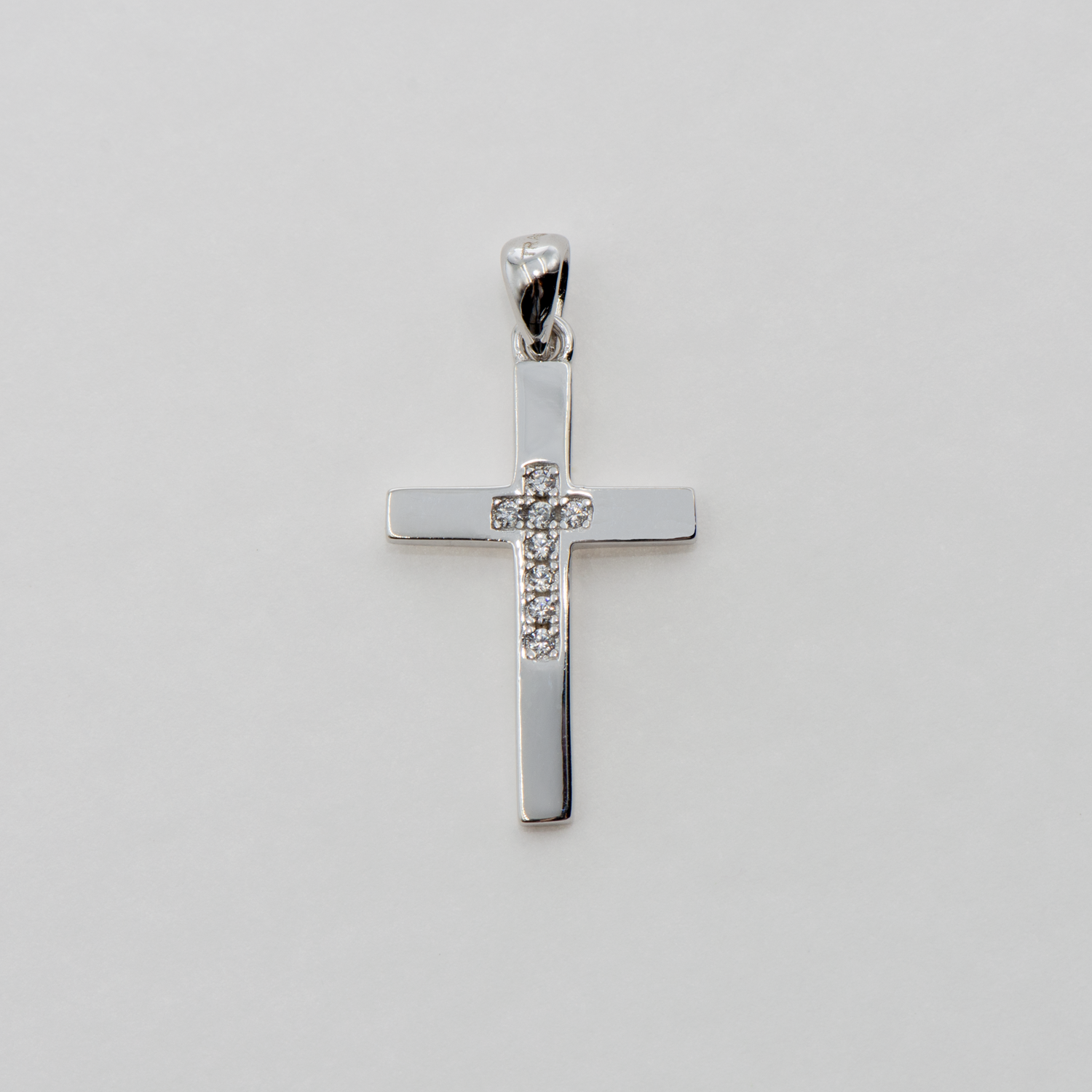 Kreuz Anhänger aus Silber 925 mit runden weißen Zirkonia-Steinen und rhodinierter Oberfläche für Damen und Herren.