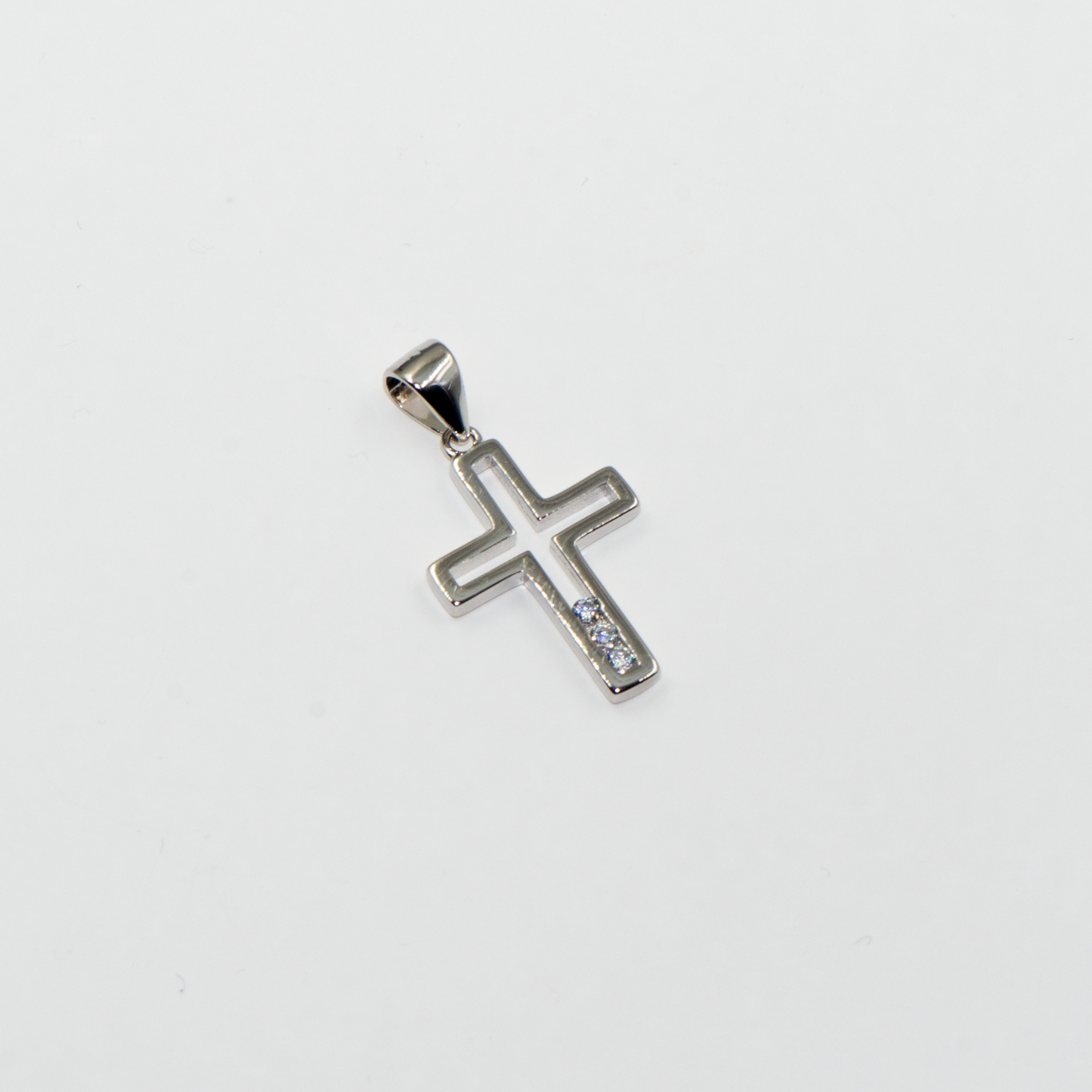 Kreuz Anhänger aus Silber 925 mit drei weißen Zirkonia-Steinen im eleganten und minimalistischen Design.