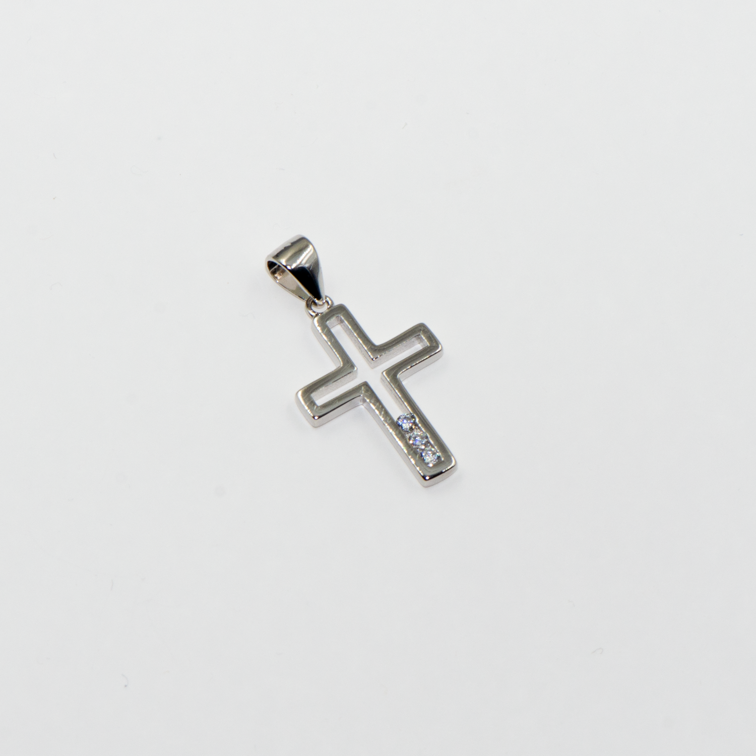 Kreuz Anhänger aus Silber 925 mit drei weißen Zirkonia-Steinen im eleganten und minimalistischen Design.