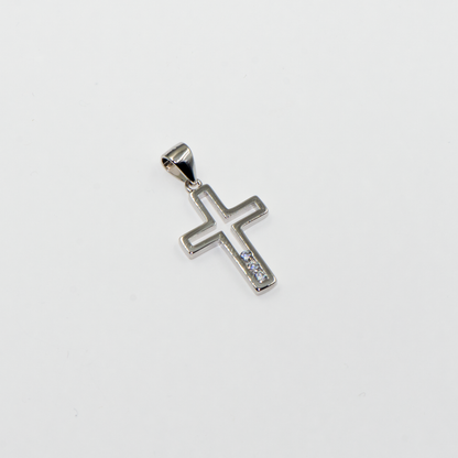Kreuz Anhänger aus Silber 925 mit drei weißen Zirkonia-Steinen im eleganten und minimalistischen Design.