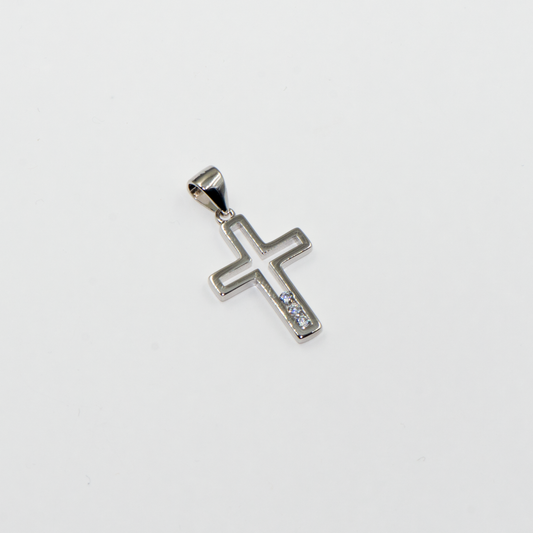 Kreuz Anhänger aus Silber 925 mit drei weißen Zirkonia-Steinen im eleganten und minimalistischen Design.