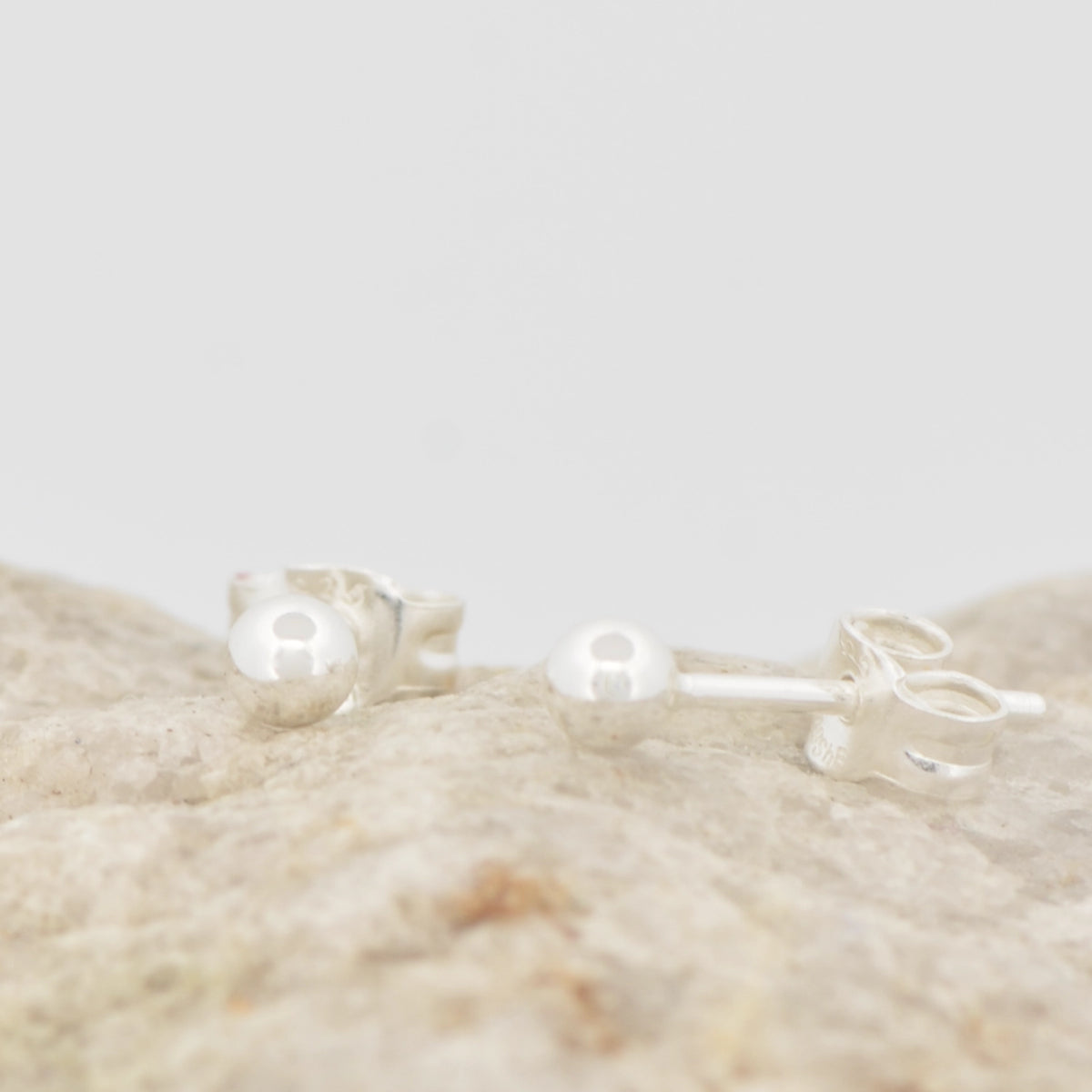 Kugel-Ohrstecker aus 925 Sterling Silber, 3 mm, auf Naturstein