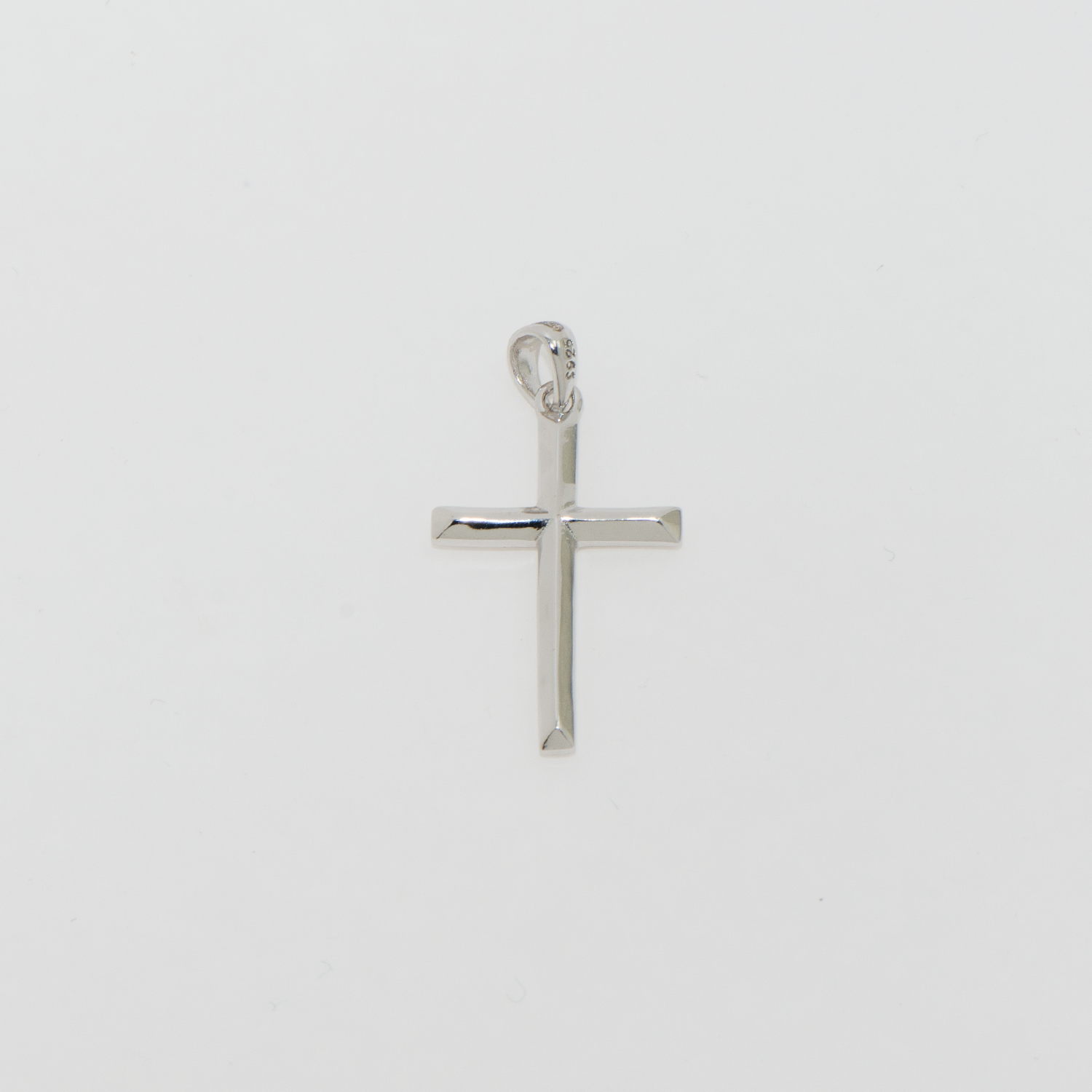 Mittlerer Kreuz Anhänger aus Silber 925 für Damen und Herren im minimalistischen und modernen Design.